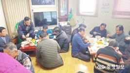 강창복 강서2동 통장, 지역 노인에 떡국 대접