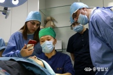 모발이식 배우러 20시간 날아온 시리아 의사 부부