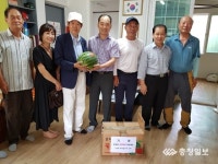 청주 사창동 통장협의회, 경로당 9곳 수박 제공