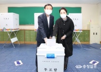조길형 충주시장 부부 용산초 4투표소 찾아