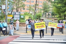 천안, 서당초 앞에서 교통캠페인
