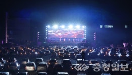 드라이브인 콘서트 박수 대신 상향등 환호