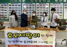 충주 앙성중 학생들, 직접 만든 효도지팡이 선물