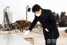 김병우 교육감, 충혼탑 헌화 후 2021년 업무 시작