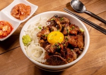 덮밥 브랜드 핵밥 신메뉴 돼지갈비덮밥 판매 호조