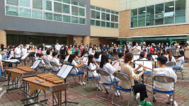 직지초, 전면등교 첫날 사제동행 등굣길 음악회 개최