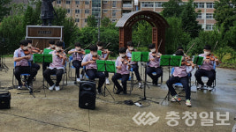 코로나19 극복 위해 깜짝 등굣길 음악회 열어