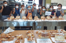 진천 백곡면 주민자치회, 어르신 빵 나눔 귀감