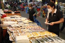 분주한 추석 준비... 떡 구매하러 전통시장 찾은 시민들