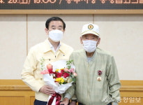 충주 석근영·김종학 참전용사, 71년 만에 화랑무공훈장 수훈