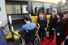 충북라이온스, 청주맹학교에 휠체어 리프트 차량