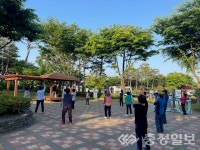이렇게 즐거울 수가!  자연과 함께하는 공원 체조교실 큰 호응