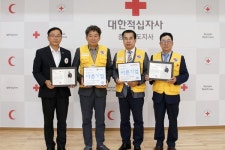 충남적십자사, 홍성 서해환경㈜, ㈜피닉스에 바른기업 명패 전달