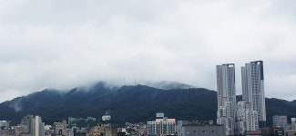 안개 피어오르는 청주 우암산