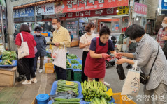 충주 교현2동사보협, 홀몸노인 5일장 나들이