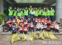 청주YMCA 임직원 및 어린이집 원생, 가경천서 플로깅 활동 진행