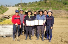 [포토] 청주시 공직자, 옥산면 장남리 마을과 자매결연 맺고 농가일손돕기