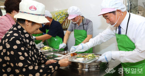 송기섭 진천군수, 경로식당 급식 봉사활동 구슬땀