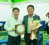 증평군, 괴산증평축산농협 김홍기 조합장에 유공 감사패 전달