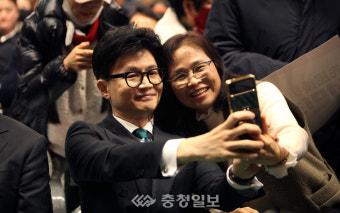 당원들과 기념사진 촬영하는 한동훈 비대위원장