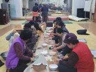 단양 가곡면생활개선회, 어르신에게 떡만둣국 대접