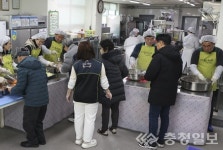 계룡시의회, 노인복지관 배식봉사로 소통의 시간 가져