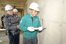 빅상돈 천안시장 대표 공약 13년 방치된 아파트 공사 재개 및 입주자 모집 나서