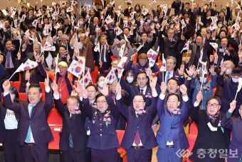 이장우 대전시장, 애국가 제창에 야구장을 뒤덮다