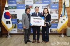 [포토] 옥천 향수주유소 박인범 대표, 이웃사랑 후원 물품 200만 원 상당 기탁