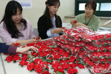 카네이션 배지 제작하는 청주시노인종합복지관 직원들