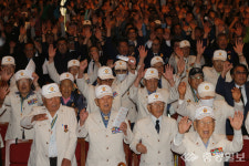 만세삼창하는 6.25 참전유공자