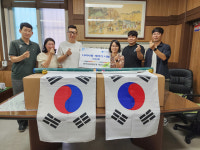 [포토]한국자유총연맹 청주시지회, 봉명2송정동에 태극기 전달