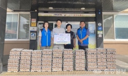 [포토] 삼기농장, 옥천군 동이면지역사회보장협의체에 이웃사랑 달걀 기탁