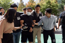 영장심사 받으러 법원 출석하는 청주 여관 방화범