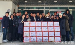 용산면 주민자치위원회, 정월대보름 맞아 경로당에 전병과자 전달