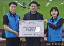 <포토> 옥천읍 행정복지센터 이일수 팀장, 자혼 기념 쌀 30포 기부