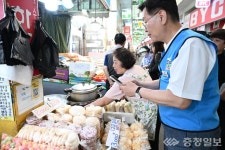 김제선 중구청장, 문창시장서 '중구통' 첫 결제