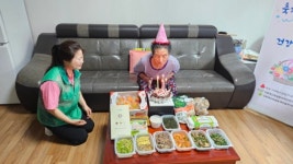 [포토]성화개신죽림동, 홀몸노인 생일상 선물