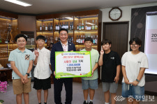 영동초등학교 학생자치회, 영동군에 사랑의 성금 105만원 기탁