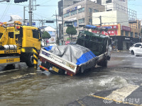 충주 문화사거리 1m 지반 침하…트럭 바퀴 빠져
