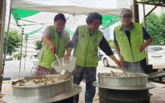 주택관리공단 제천하소3단지, 어르신에게 삼계탕 전달