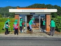 예산군 신양면 새마을협의회, 추석 맞이 버스승강장 환경정비 실시