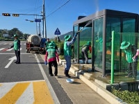 예산군 신양면 새마을협의회, 추석 맞이 버스승강장 환경정비 실시
