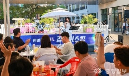 가을밤, 관평천이 무대가 된다