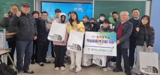 제천농협, 송학중학교 신입생에게 책가방 전달