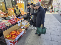 [포토]청주시활성화재단, 설맞이 전통시장 장보기