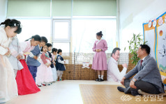 서구청 찾은 아이들 세배…서철모 아이들이 서구의 희망