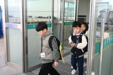예산군, 초등학교 입학식 맞아 어린이 교통안전물품 배부