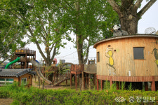 충주 나무숲놀이터에 무지개 미끄럼틀 설치