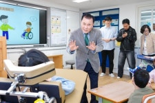 충남교육청, 보행재활로봇 시연회 현장 방문